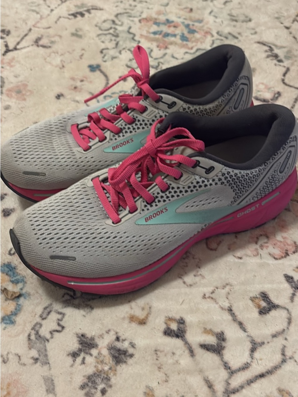 Brooks Women’s Ghost Running Shoes - Light Gray with Pink. Size 9. Excellent!